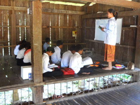 カンボジア・イエン村寺子屋教室に学習用品を寄贈しました