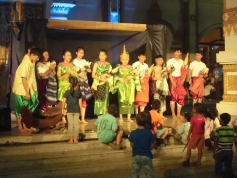 自治労佐賀県本部のご支援で伝統舞踊・劇用具を寄贈しました