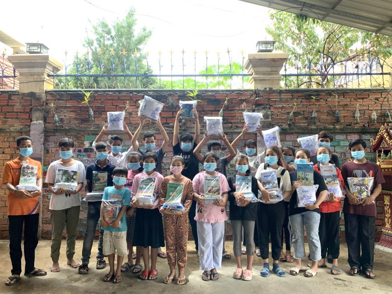 【カンボジア】鹿児島県労働者福祉協議会のご支援で児童保護施設の子どもたちに制服などを寄贈しました