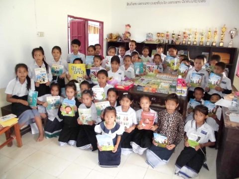 【ラオス】サンパンナ村小学校図書館に図書等を寄贈しました