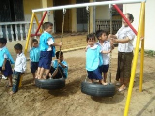 書き損じハガキ支援　幼稚園へ遊具など寄贈