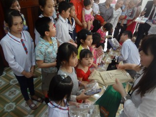 タンフン村障がい児教室の子ども達にお土産を贈呈