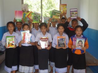 ノンセンチャン村コミュニティ図書館に本を寄贈