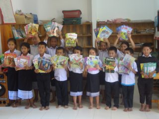 タトーン村コミュニティ図書館に本を寄贈