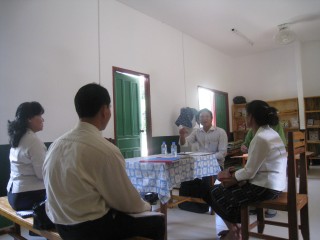 タトーン村コミュニティ図書館でミーティング