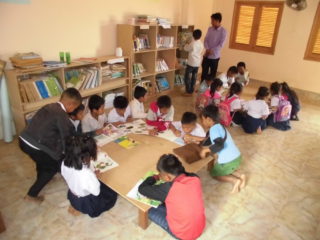 新校舎併設の図書室で本を読む子ども達