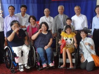 車椅子を障がい児(前列右から二番目)に寄贈