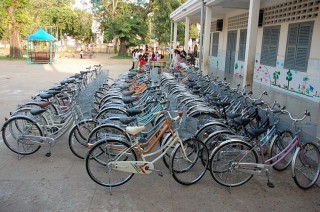 書き損じハガキで自転車を寄付