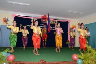 訓練生による伝統舞踊の披露