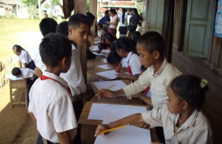 セコン県子ども文化センターが村での活動を実施しました。