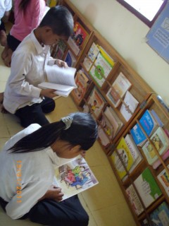 ルアンパバン県コミュニティ図書館を視察しました