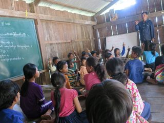 イエン村の寺子屋教室で勉強する子ども達
