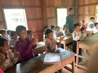 フェリシモ地球の村基金で寺子屋教室の教室を建設、文房具を寄贈