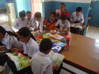 ノンセンチャン村コミュニティ図書館で本を読む子ども達
