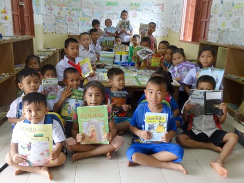 【ラオス】ドンクワイ村小学校図書館に自治労青森県本部のご支援で図書等を寄贈しました