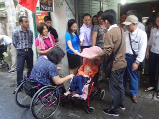 車椅子を障がい児’(写真真ん中)に寄贈