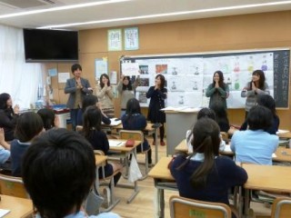 SCADPを訪問した大学生が小学校で発表会