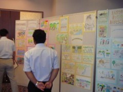 自治労三重県本部大会で子どもたちの絵を展示