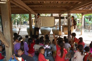 カンボジア　不足が目立つカンダールでの寺子屋教室