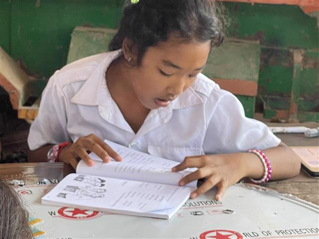 カンボジアのカンポット州で運営をしているチルドレン・スタディ・クラブで本を読む女の子