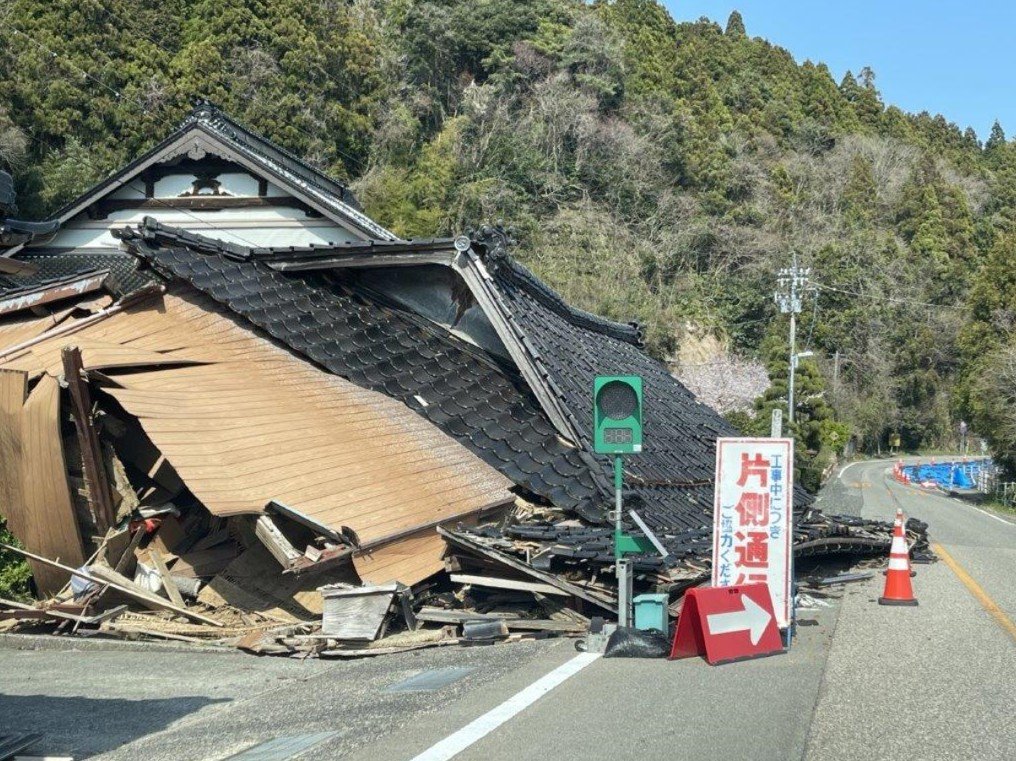 倒壊した民家の写真