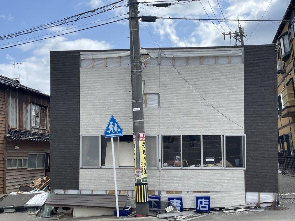 1階部分が倒壊した輪島市の大下書店の写真