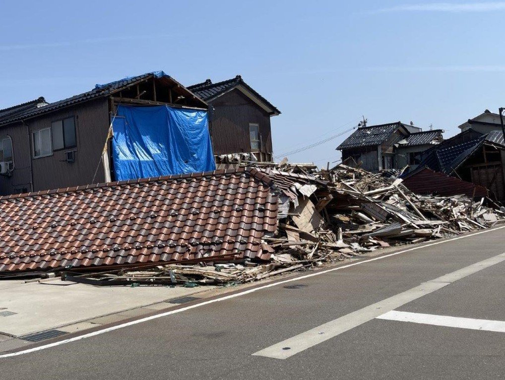 穴水町の水越書店は完全に建物が倒壊した