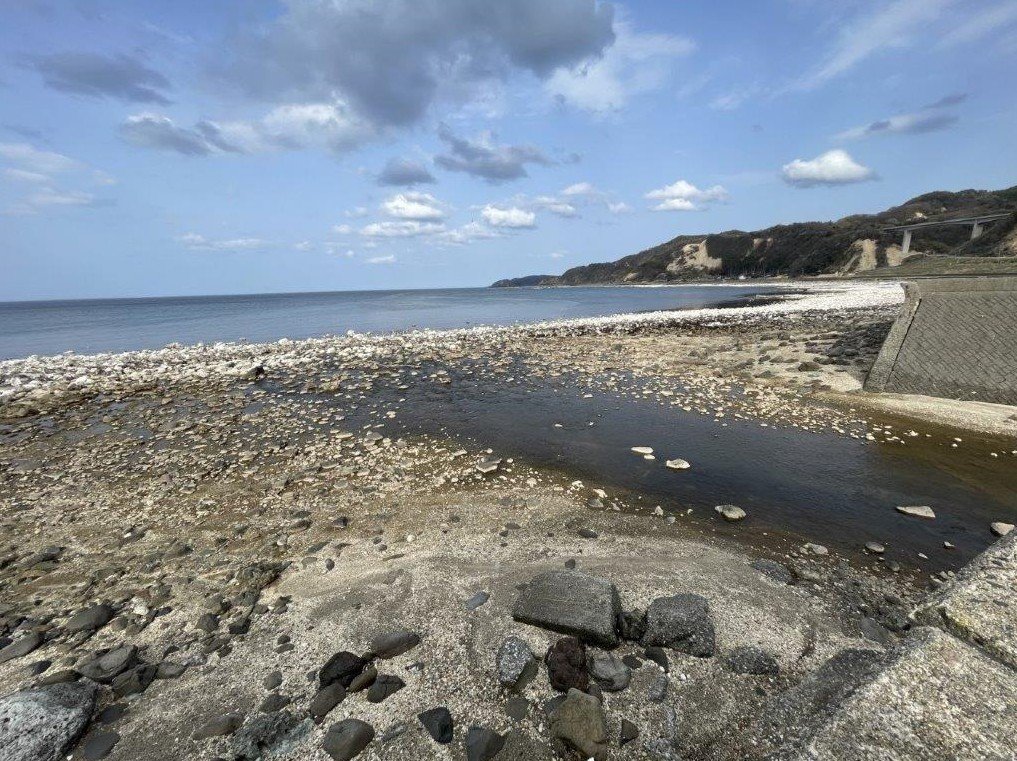 珠洲市にある能登半島地震の震源地そば。海岸隆起により、海岸線が沖に移動した